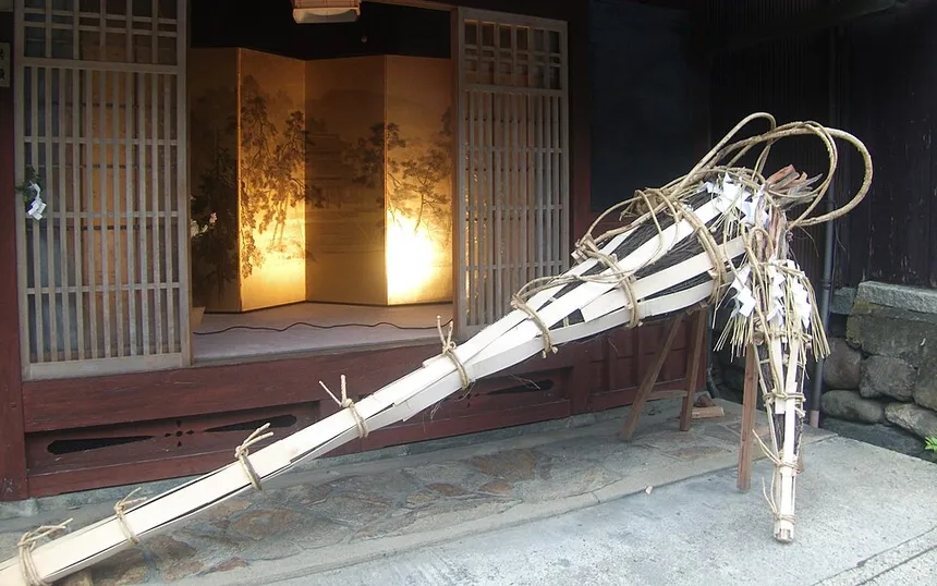 A pine torch resting at a house door in Kurama