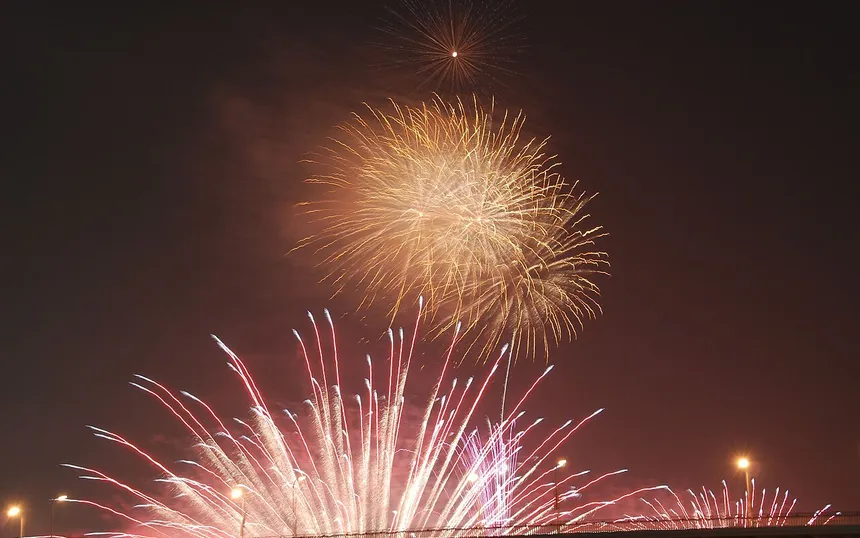 Fireworks bursting low over the Yodo river at the Naniwa Yodogawa Fireworks, August 2007